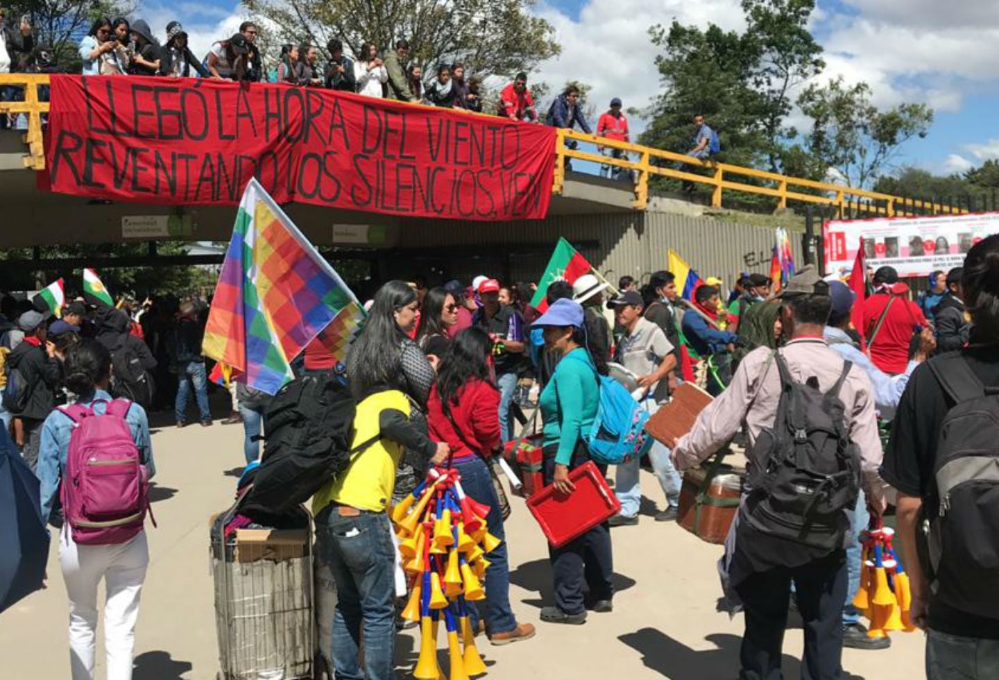 Indígenas bloquean la Avenida NQS