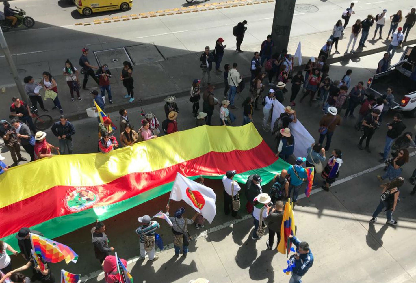 Indígenas bloquean la Avenida NQS