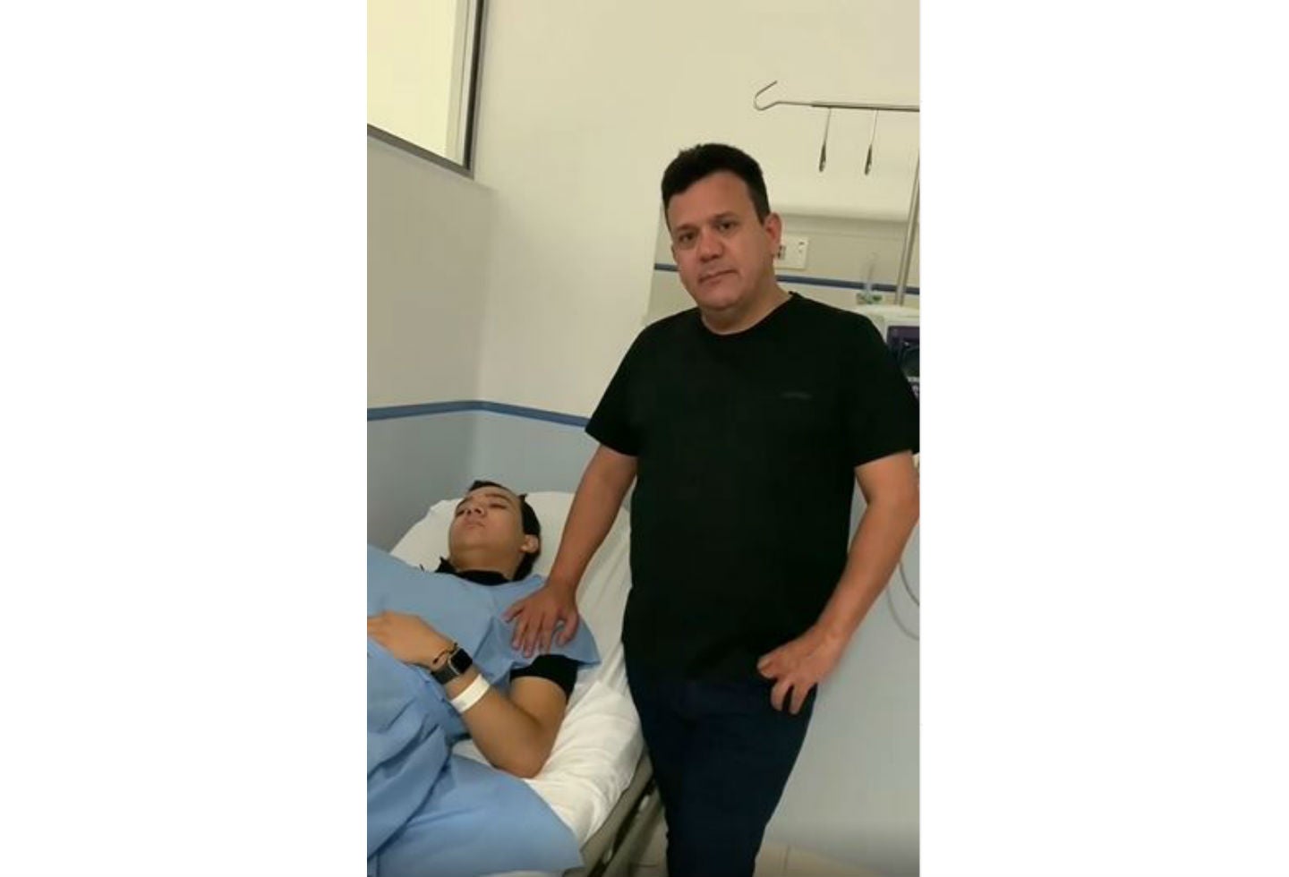 Hijo de Carlos Bloom herido en accidente