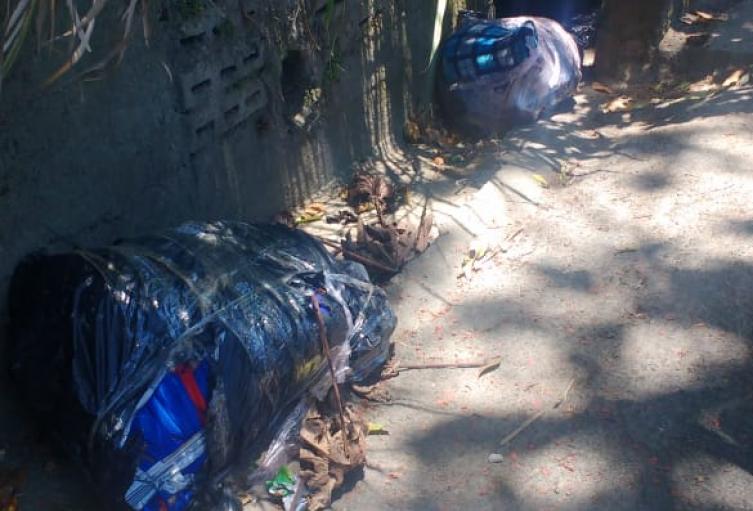 Mujer muerta envuelta en bolsas de basura fue botada en medio de unos desechos