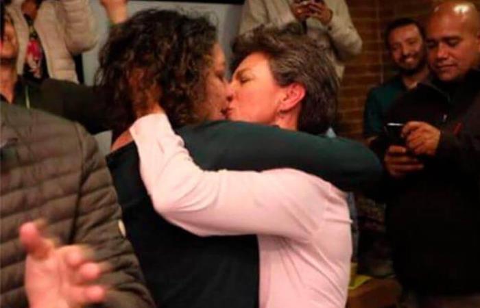 Claudia López y Angélica Lozano se besan el día de la victoria en las elecciones en Bogotá