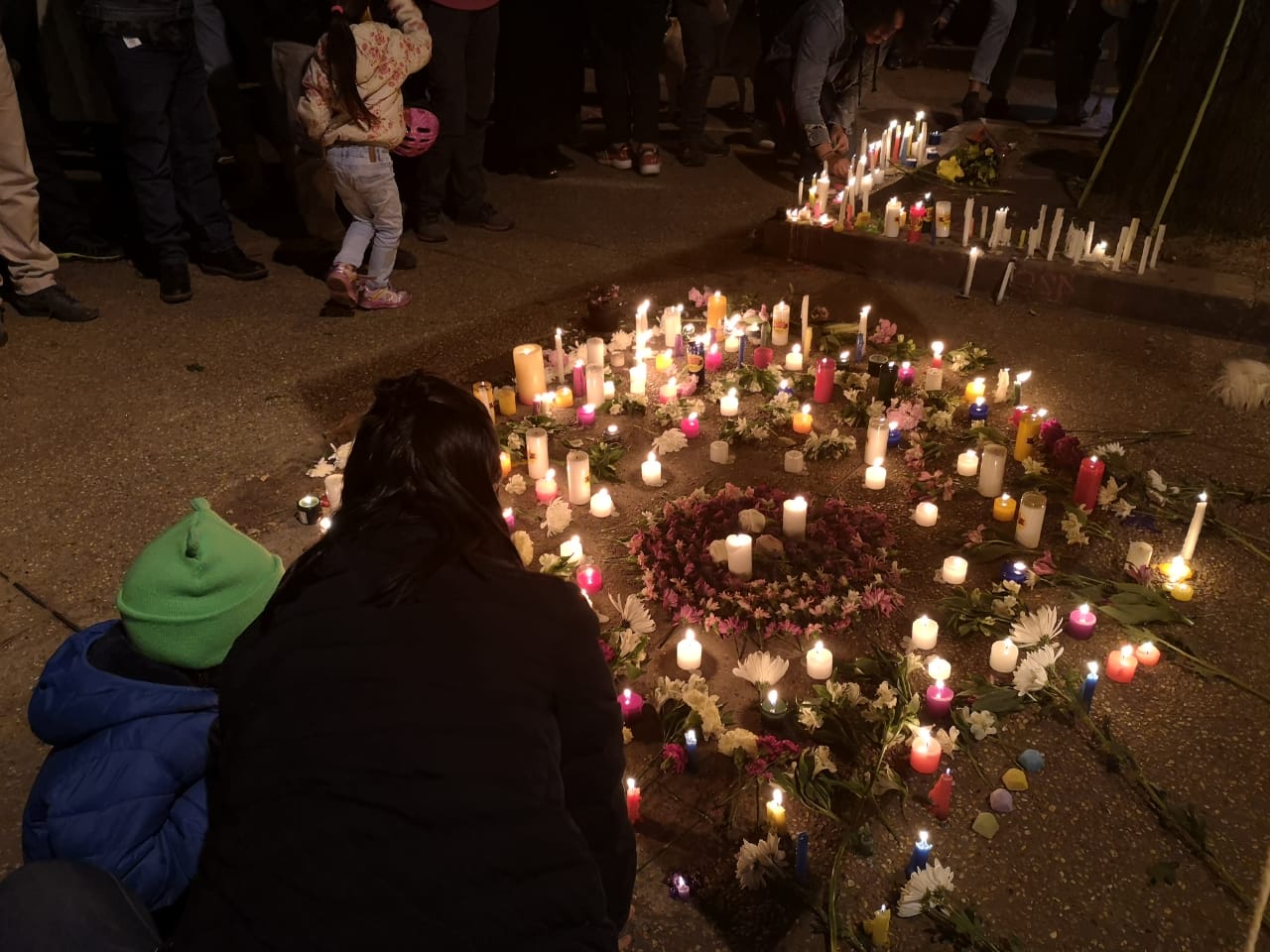 Madres e hijos se sumaron a la velatón en el Parkway en Bogotá