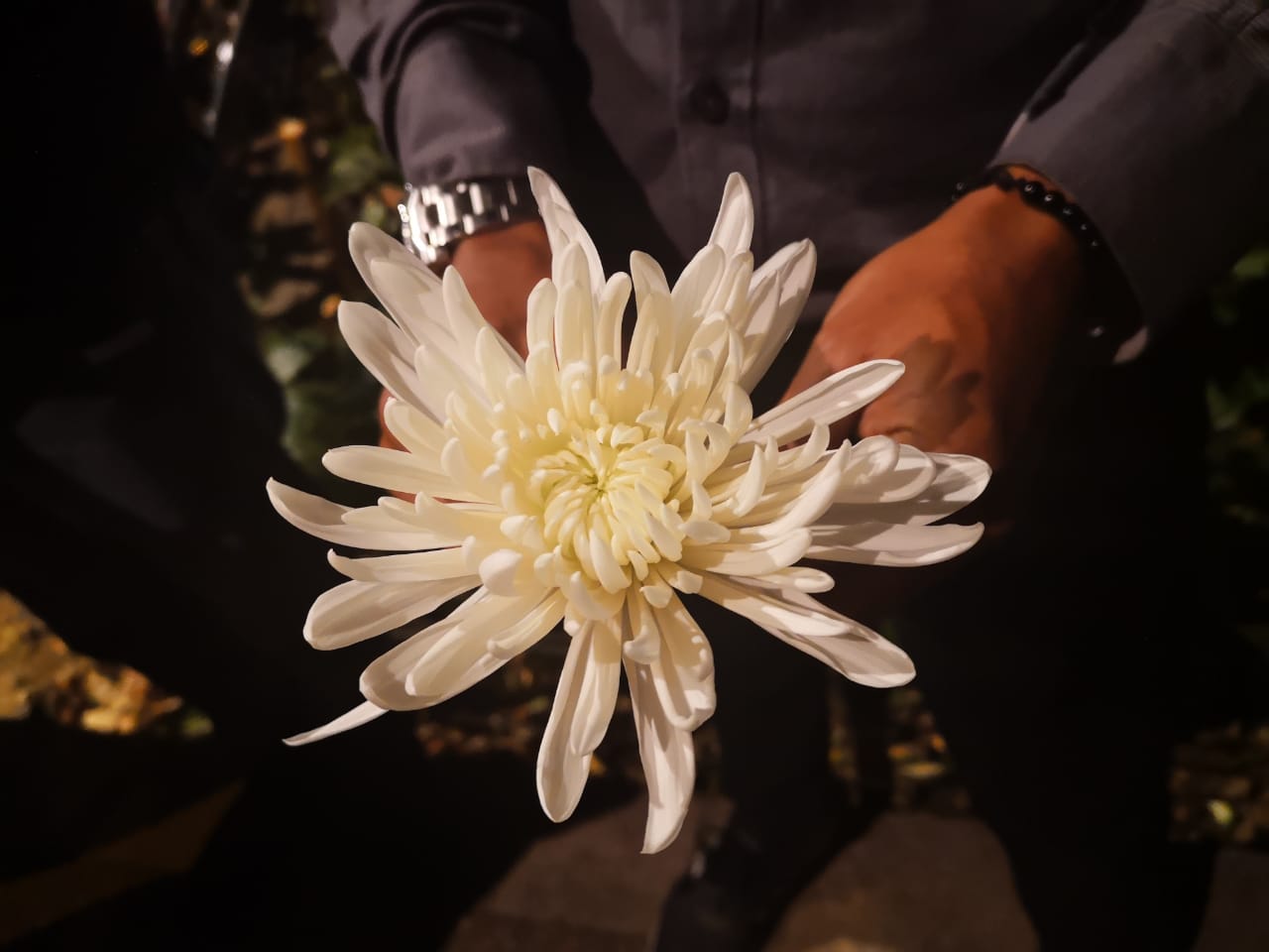 Alejandro Ocampo amigo de la pareja, con una flor blanca, se unió al homenaje