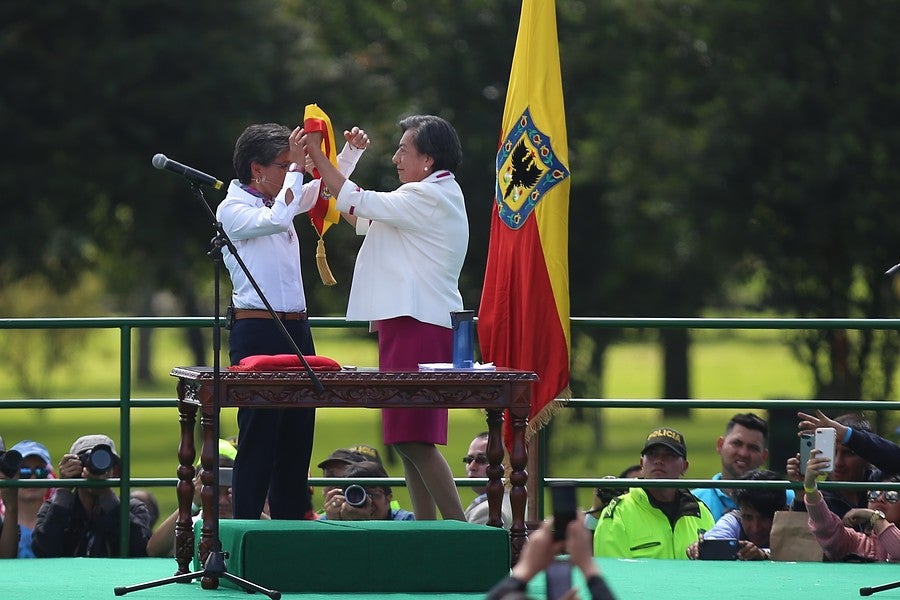 La mamá de Claudia López le pone a su hija la banda de alcaldesa de Boogtá