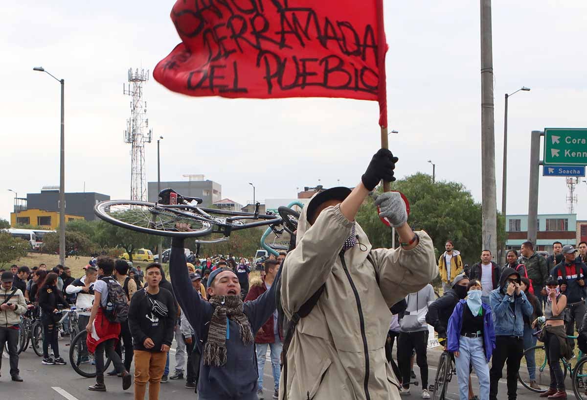 Impactantes imagenes de encapuchados y vandalismo en paro nacional / 21 de enero
