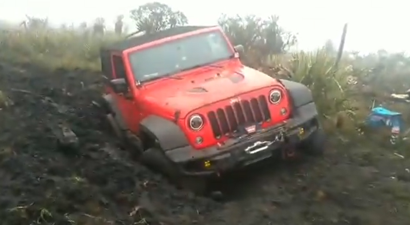 Camionetas enterradas en páramo