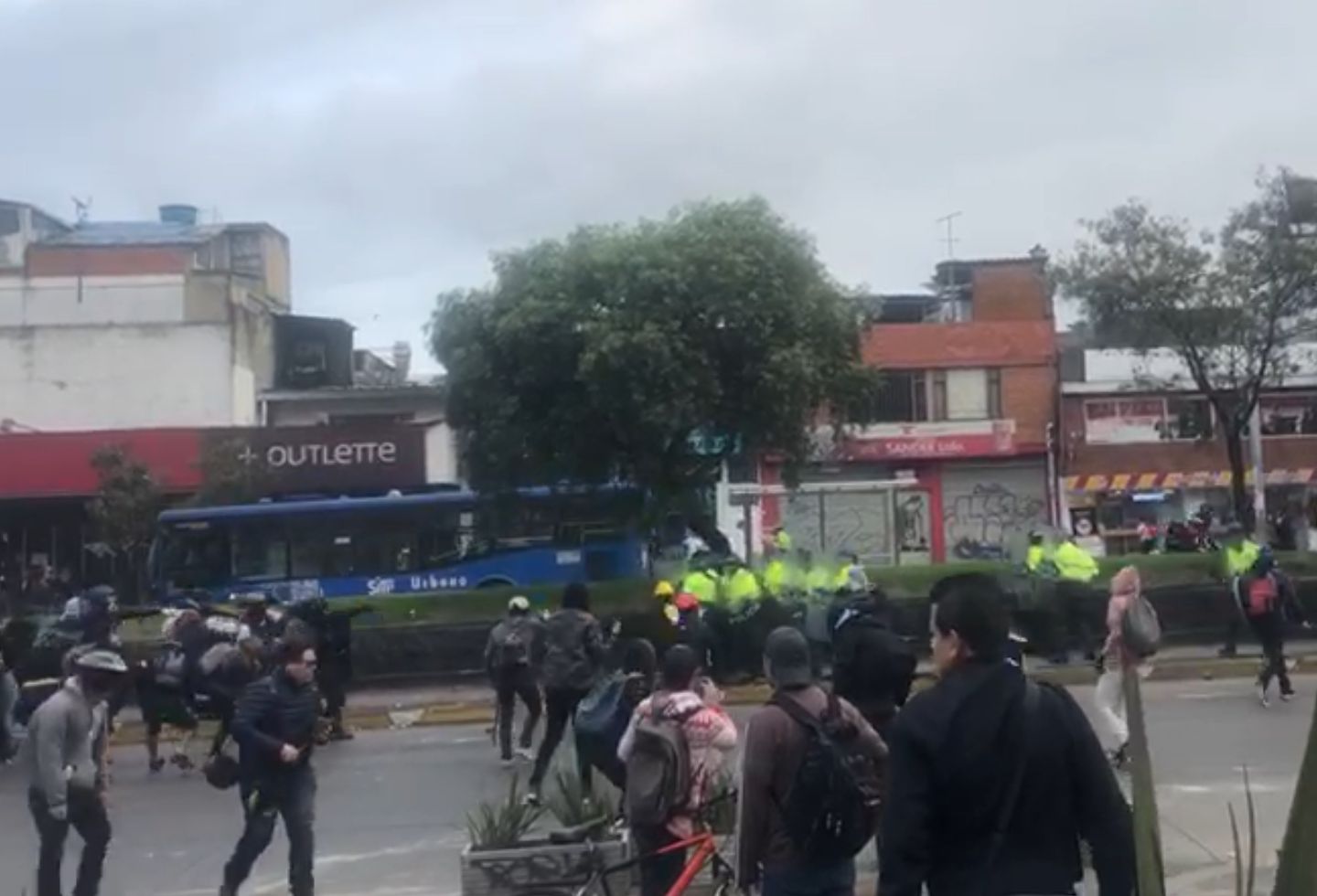 Encapuchados atacan policías en Suba