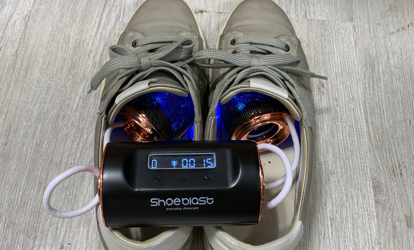 ShoeBlast elimina malos olores en tenis