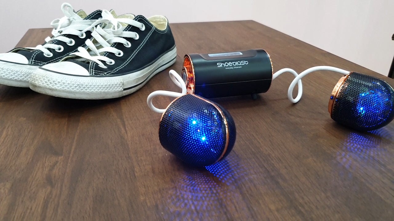 ShoeBlast usa dos cabezales de limpieza en converse