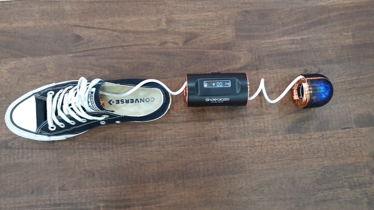 ShoeBlast emite calor y luces ultra violeta para eliminar bacterias