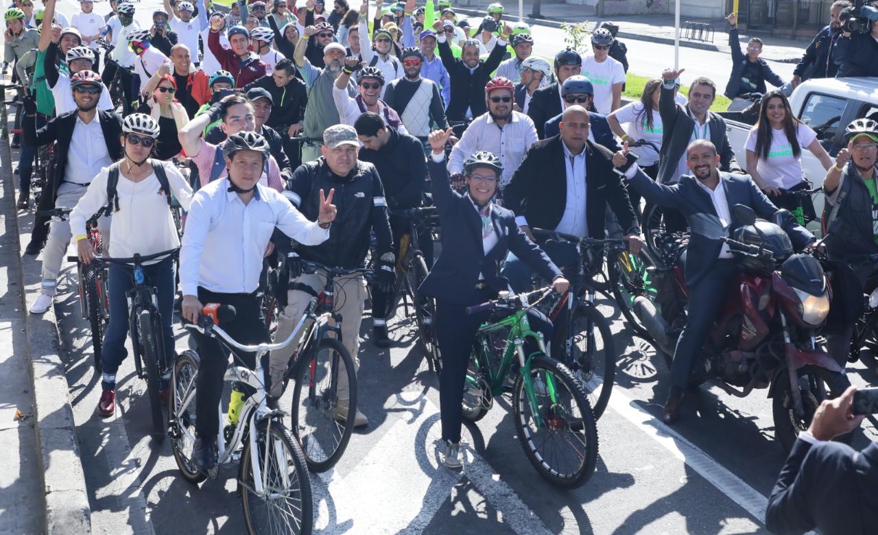 Claudia López realiza un recorrido en bicicleta previo a su posesión como alcaldesa