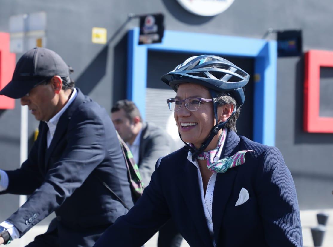 Claudia López realiza un recorrido en bicicleta previo a su posesión como alcaldesa