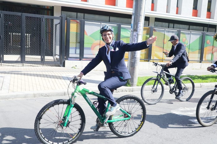 Claudia López realiza un recorrido en bicicleta
