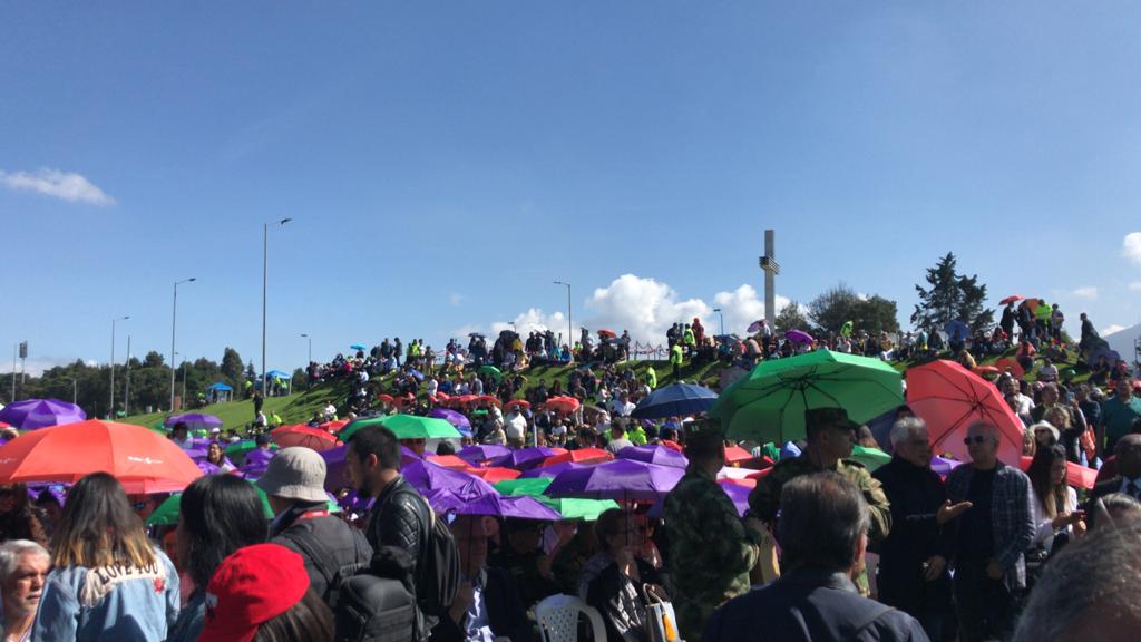 Capitalinos se reúnen en el Parque Simón Bolívar para la posesión de Claudia López