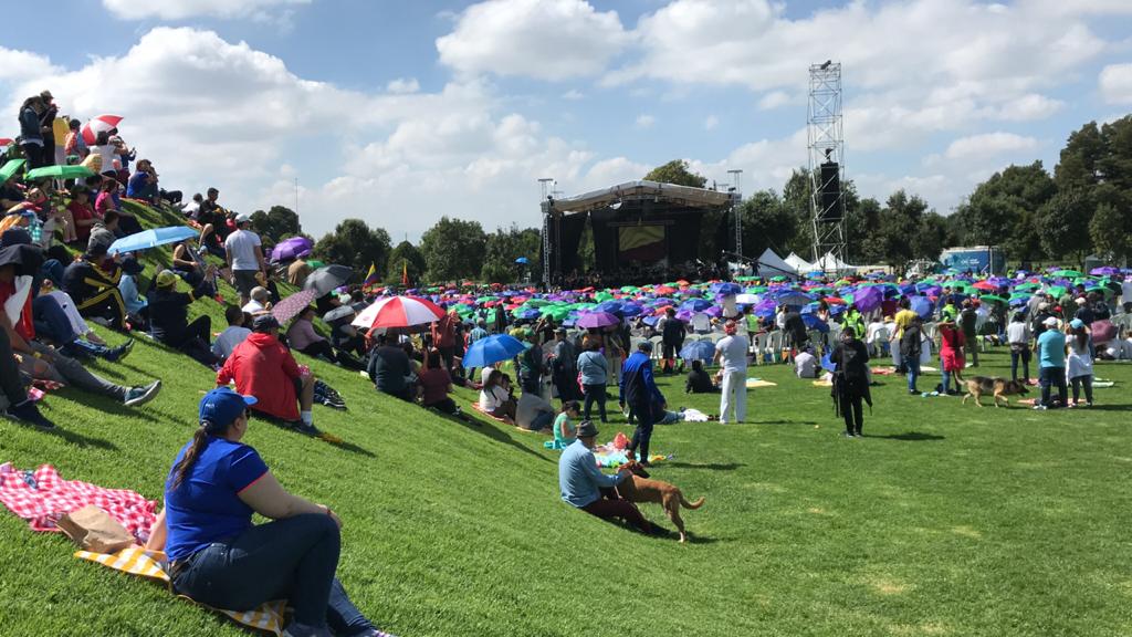 Capitalinos se reúnen en el Parque Simón Bolívar para la posesión de Claudia López