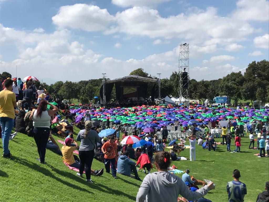 Capitalinos se reúnen en el Parque Simón Bolívar para la posesión de Claudia López