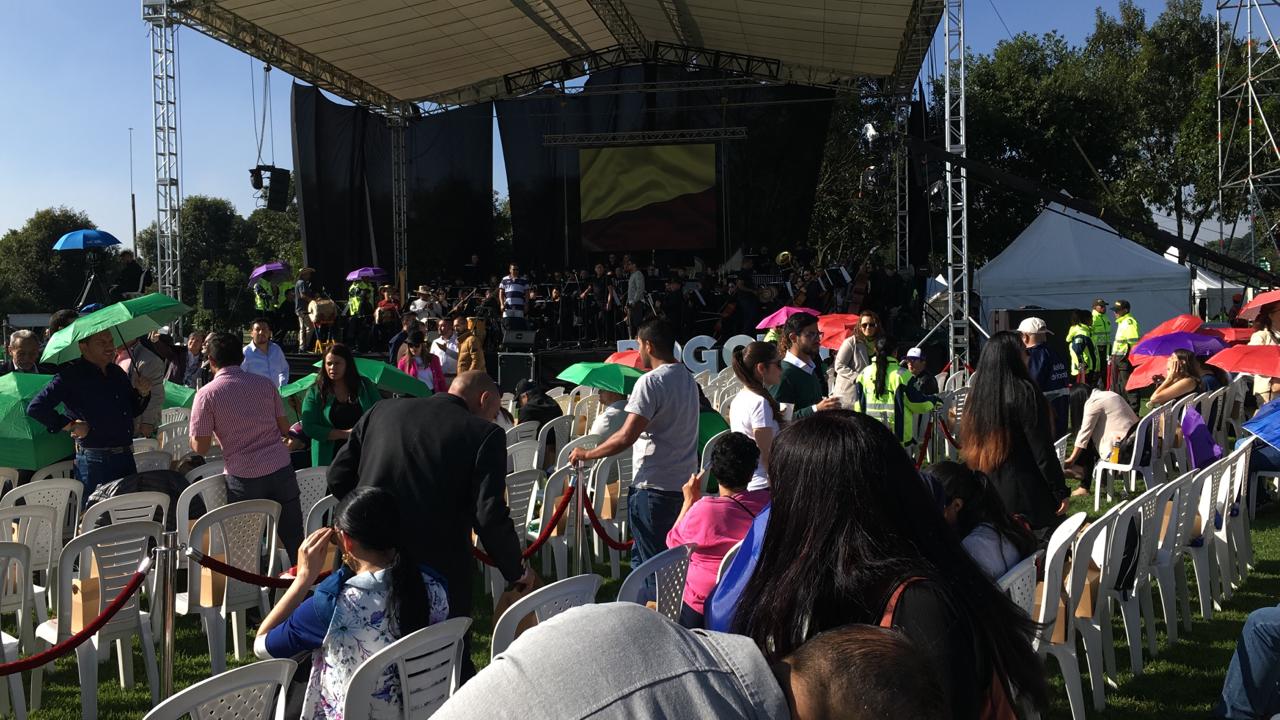 Ciudadanos asisten al evento de posesión de Claudia López como alcaldesa de Bogotá