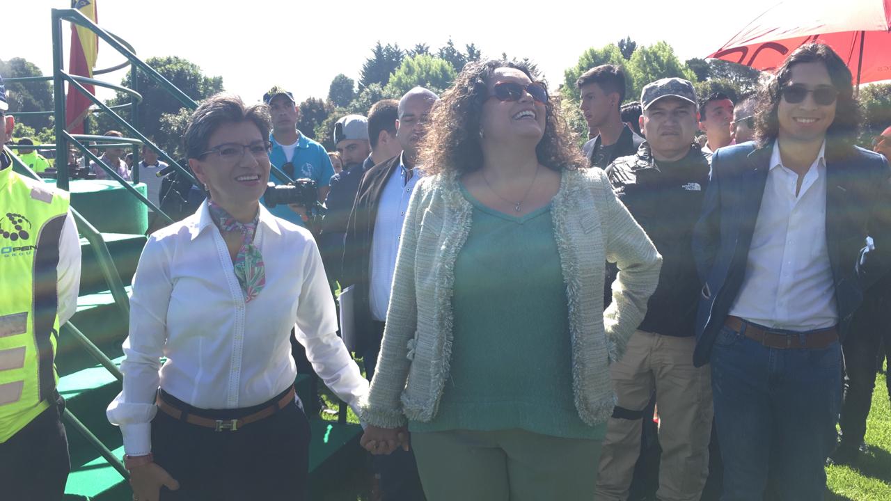 Claudia López y Angélica Lozano en evento de posesión de la alcaldesa de Bogotá