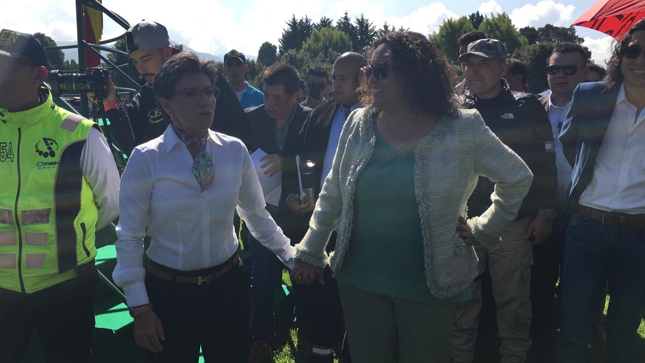 Claudia López y Angélica Lozano en evento de posesión de la alcaldesa de Bogotá