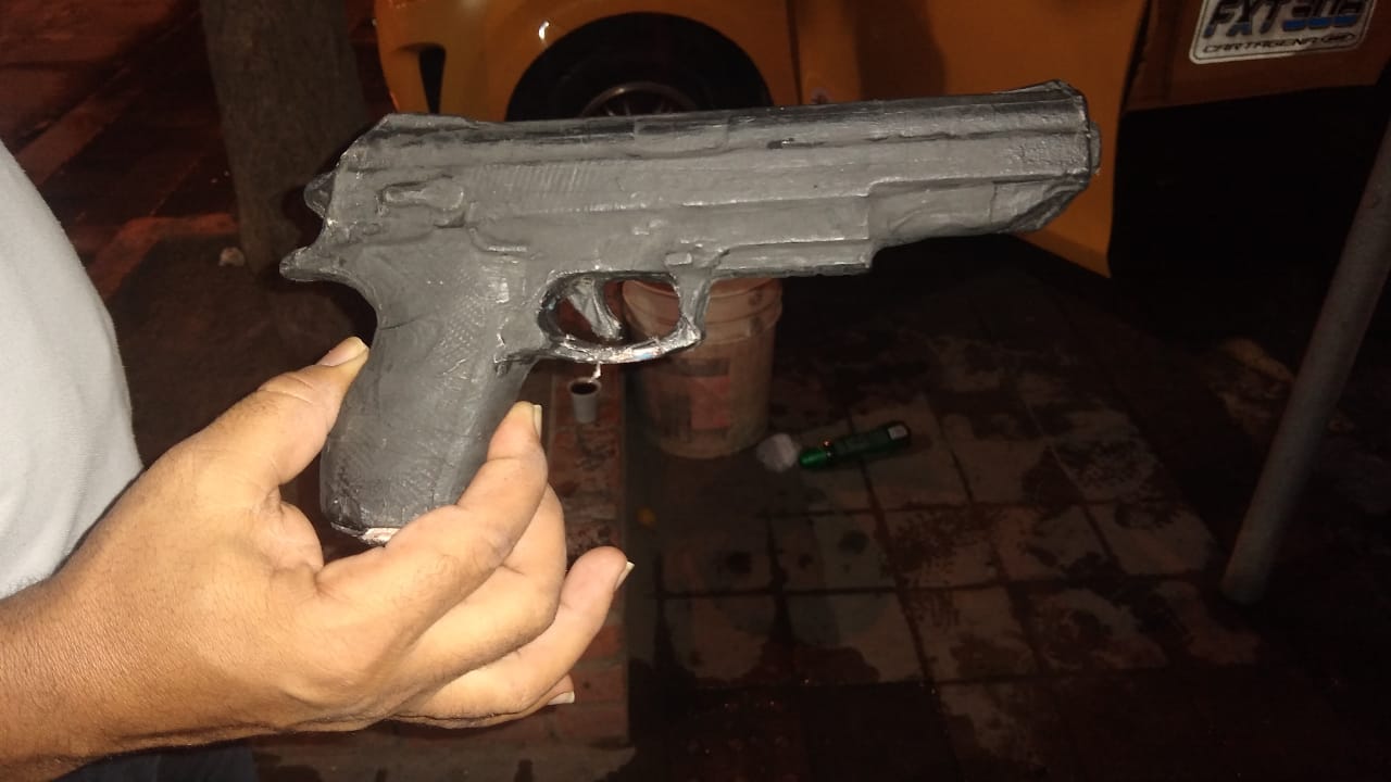 Los bandidos dejaron el arma en el taxi