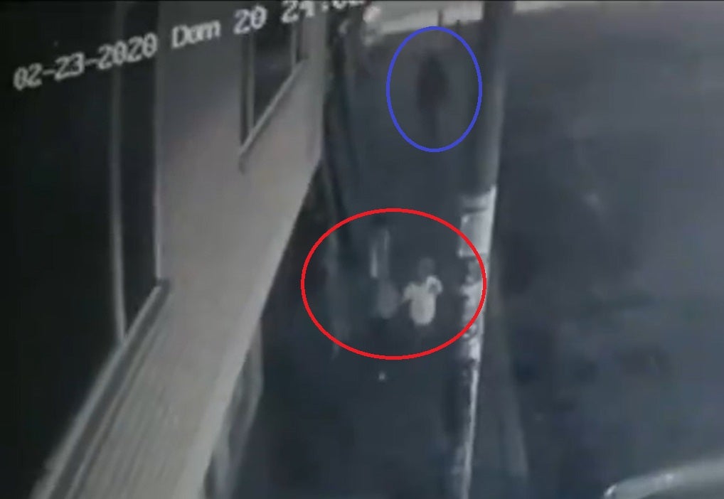 Forcejeo entre una madre y secuestrador