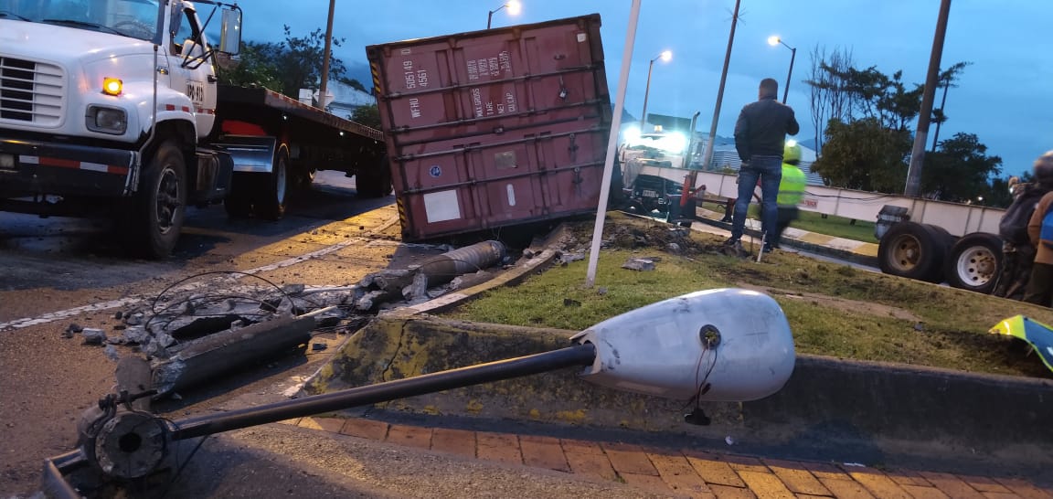 Volcamiento de tractomula