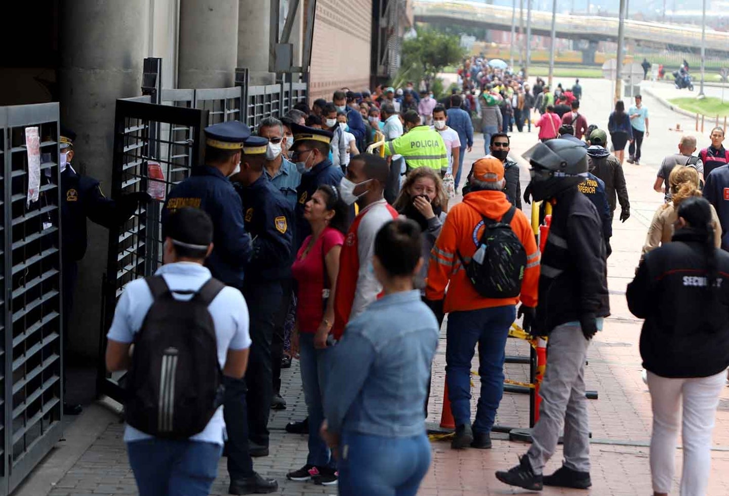 Personas haciendo fila para entrar a un centro comercial