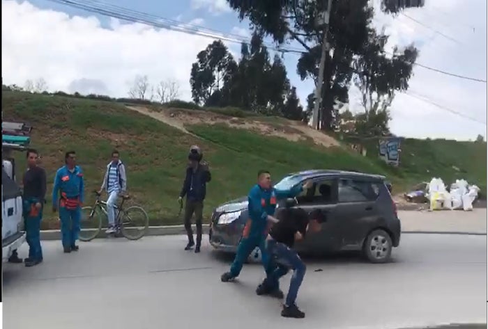 Ciudadano se agarra con empleado de la ETB