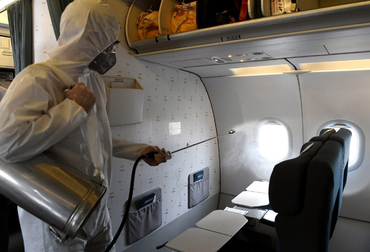 Limpieza de avión para evitar propagación de coronavirus