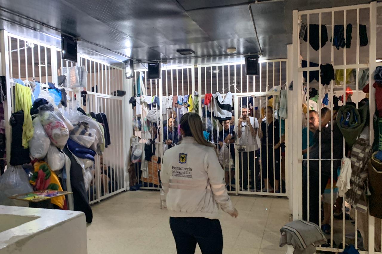 Estación de Policía en Bogotá: detenidos hacinados