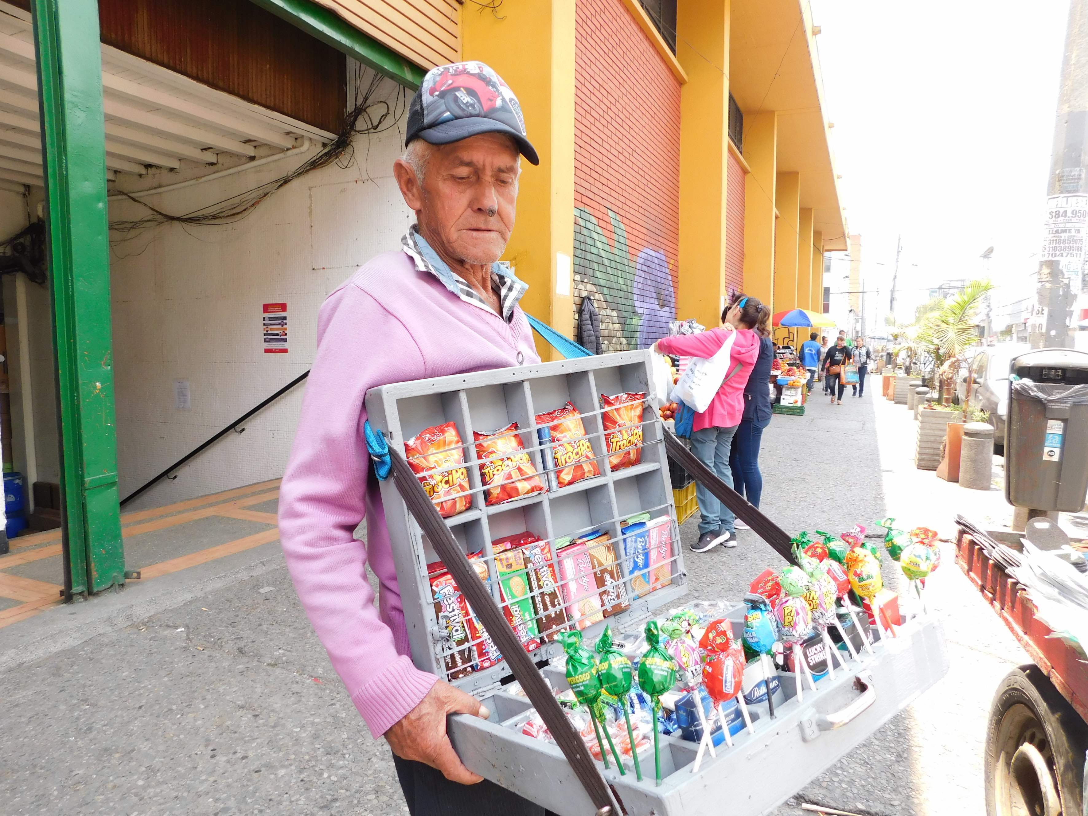 Francisco, vendedor ambulante del barrio Restrepo.