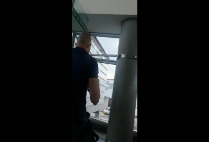 Hombre en El Dorado le escupe en la cara a una empleada