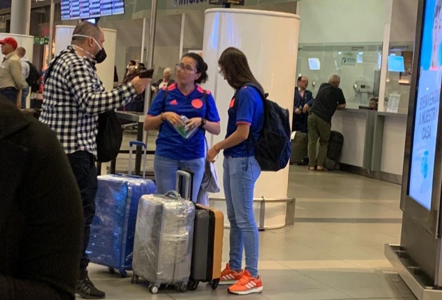 Hombre vende tapabocas en El Dorado