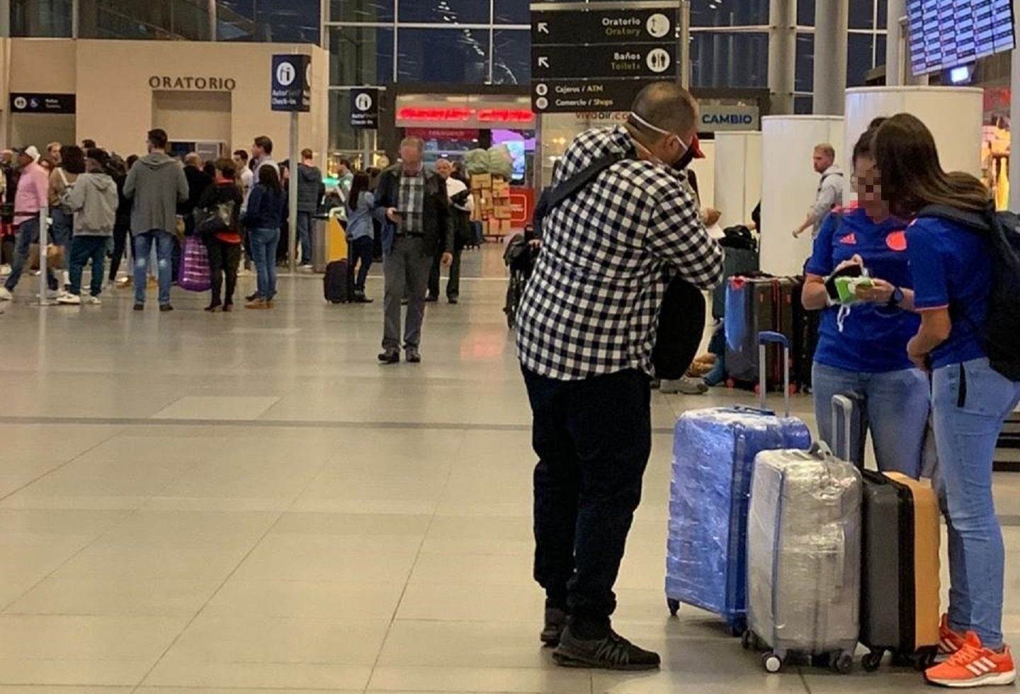 Hombre vende tapabocas en El Dorado