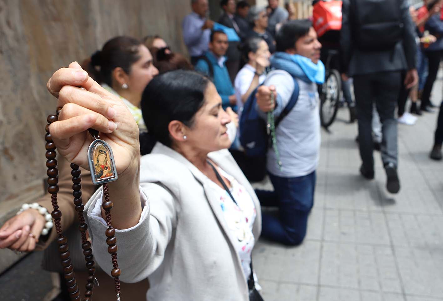 La ley en Colombia autoriza el aborto por tres causales: si la vida de la madre está en riesgo; si el feto tiene una malformación genética o si el embarazo es resultado de una violación.