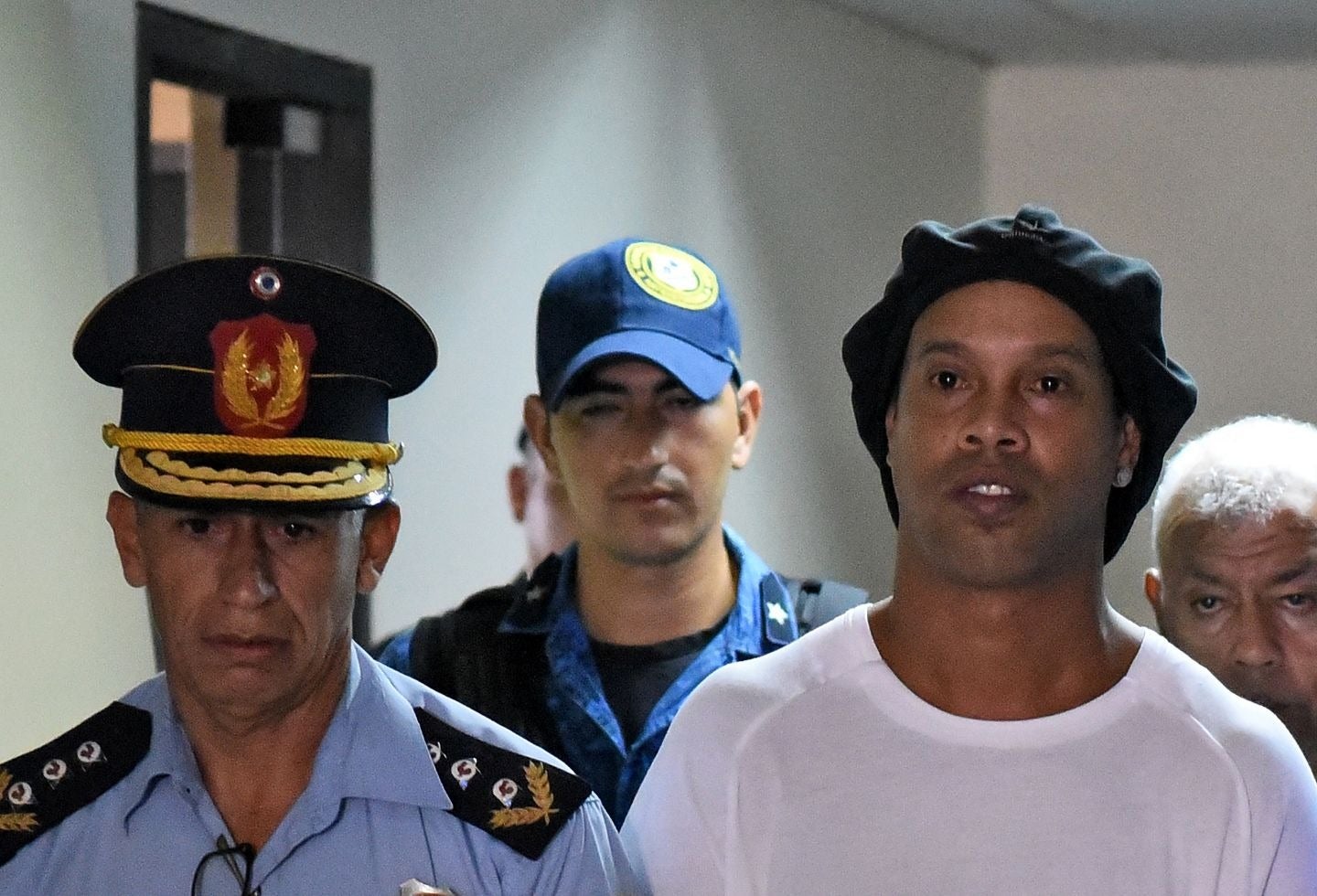Ronaldinho en un cuartel de policía de Paraguay