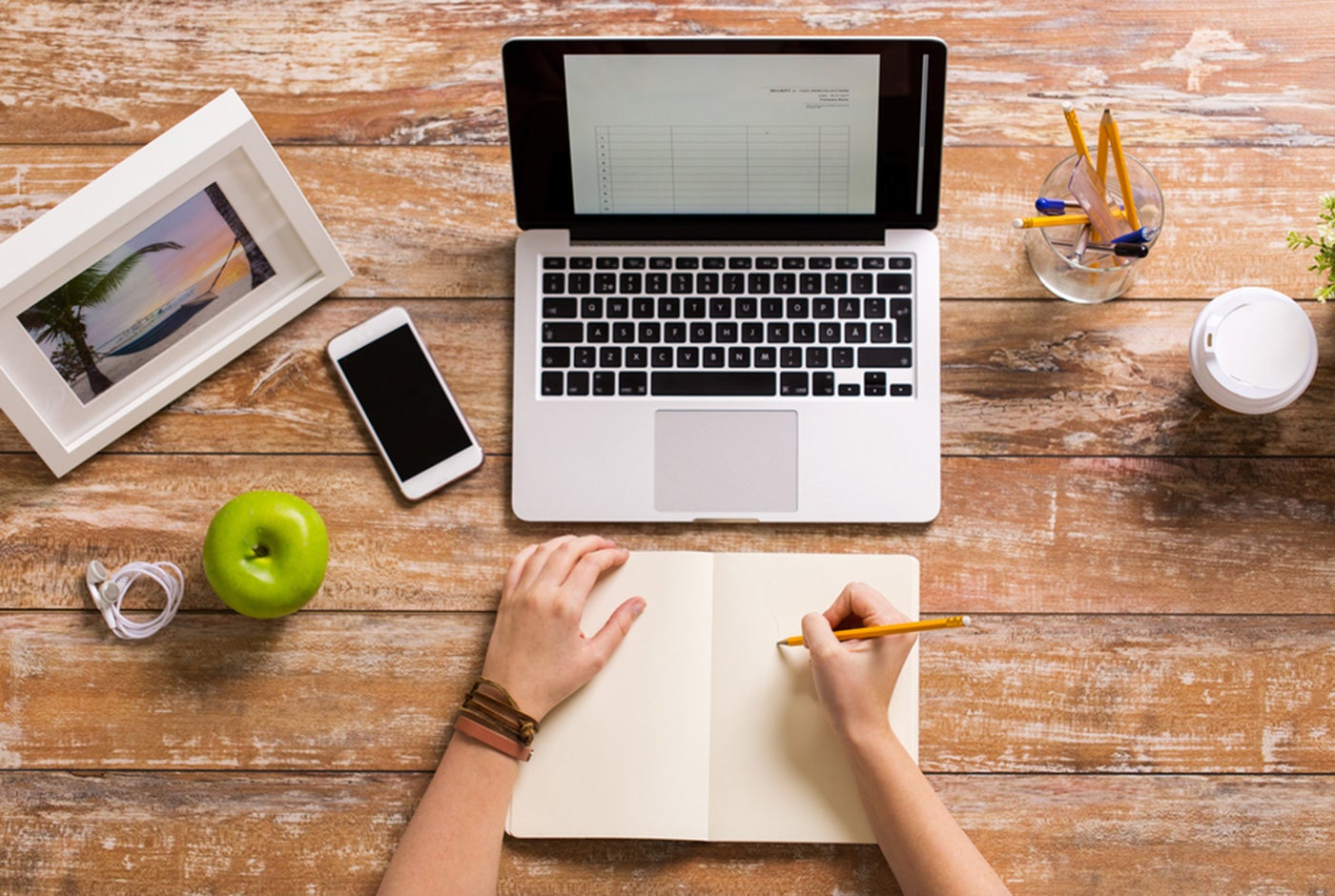 Computador y escritorio de trabajo