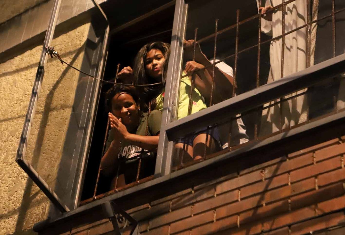 Entrega de mercados a extranjeros en el barrio Santa Fe