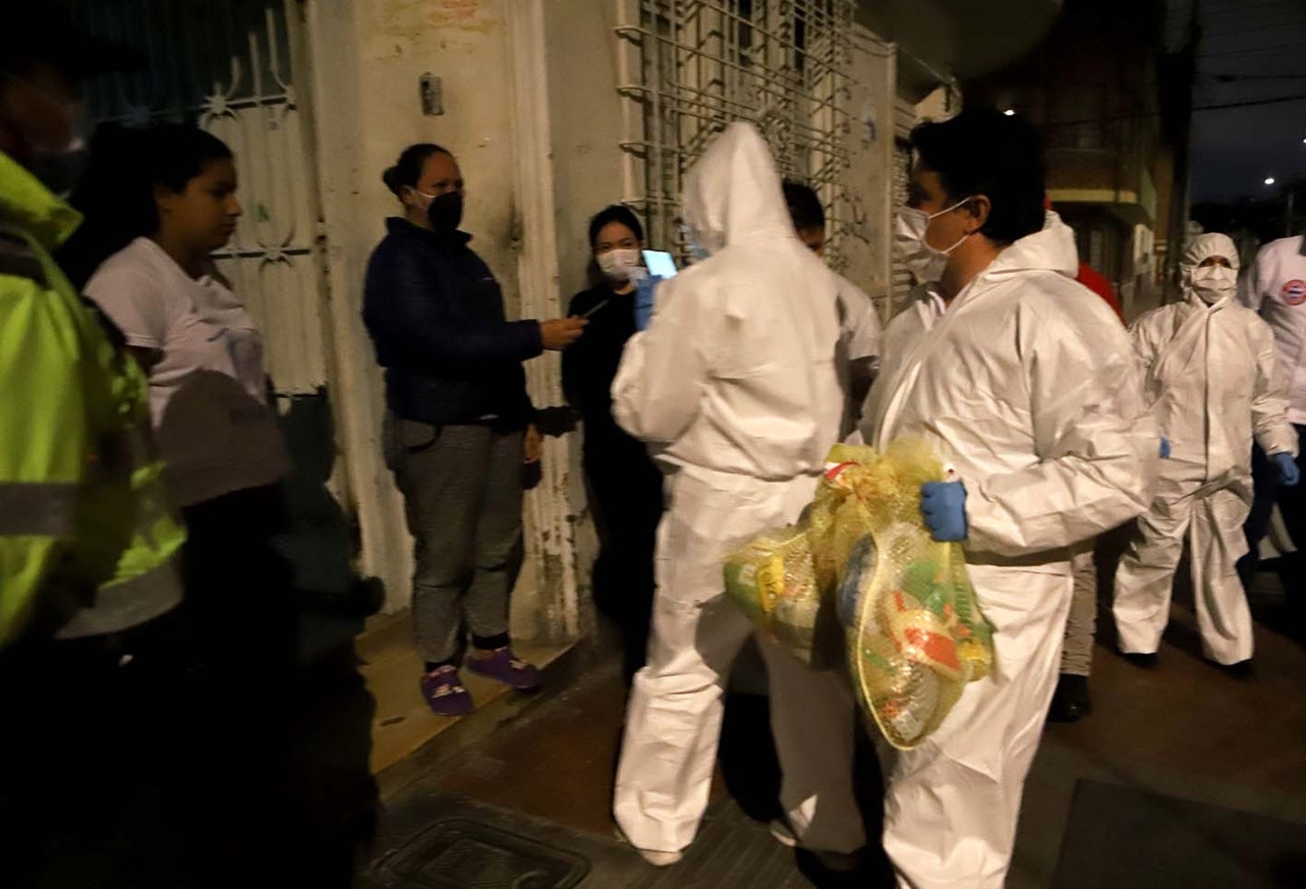 Entrega de mercados a extranjeros en el barrio Santa Fe