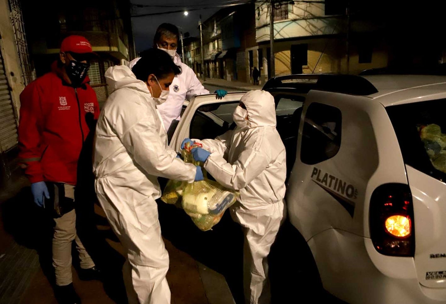 Entrega de mercados a extranjeros en el barrio Santa Fe