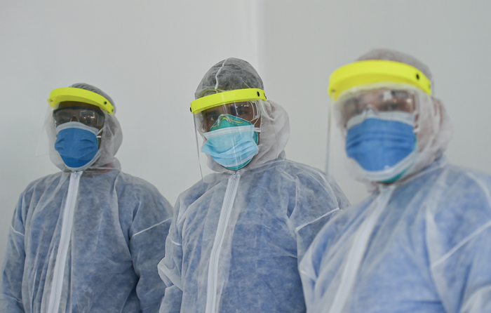 Personal de salud en Colombia atiende casos de coronavirus.