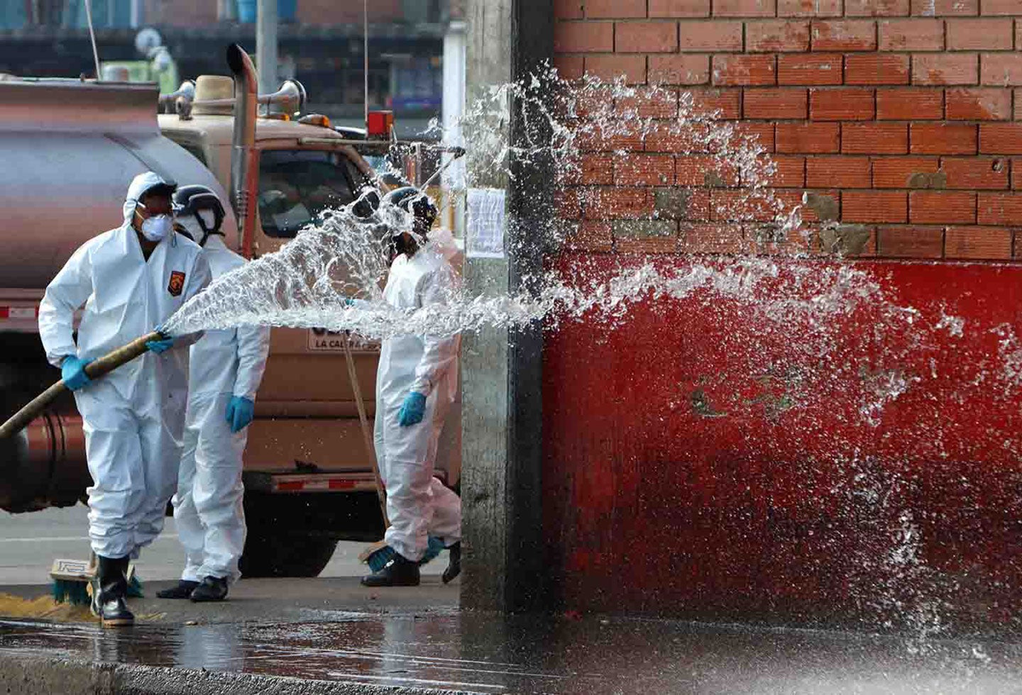 Así fue el proceso de desinfección de Corabastos en Bogotá en medio de la amenaza del coronavirus.