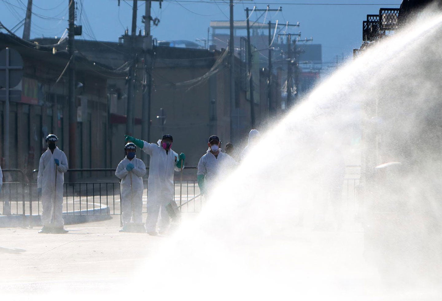 Así fue el proceso de desinfección de Corabastos en Bogotá en medio de la amenaza del coronavirus.