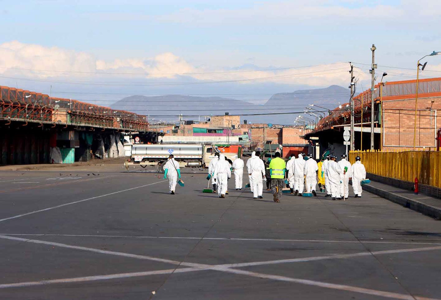 Así fue el proceso de desinfección de Corabastos en Bogotá en medio de la amenaza del coronavirus.