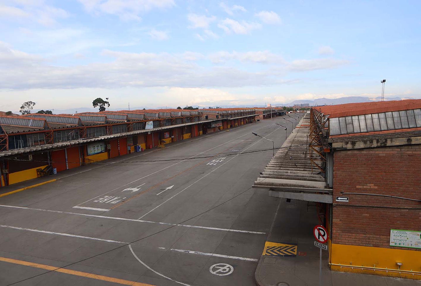 Así fue el proceso de desinfección de Corabastos en Bogotá en medio de la amenaza del coronavirus.