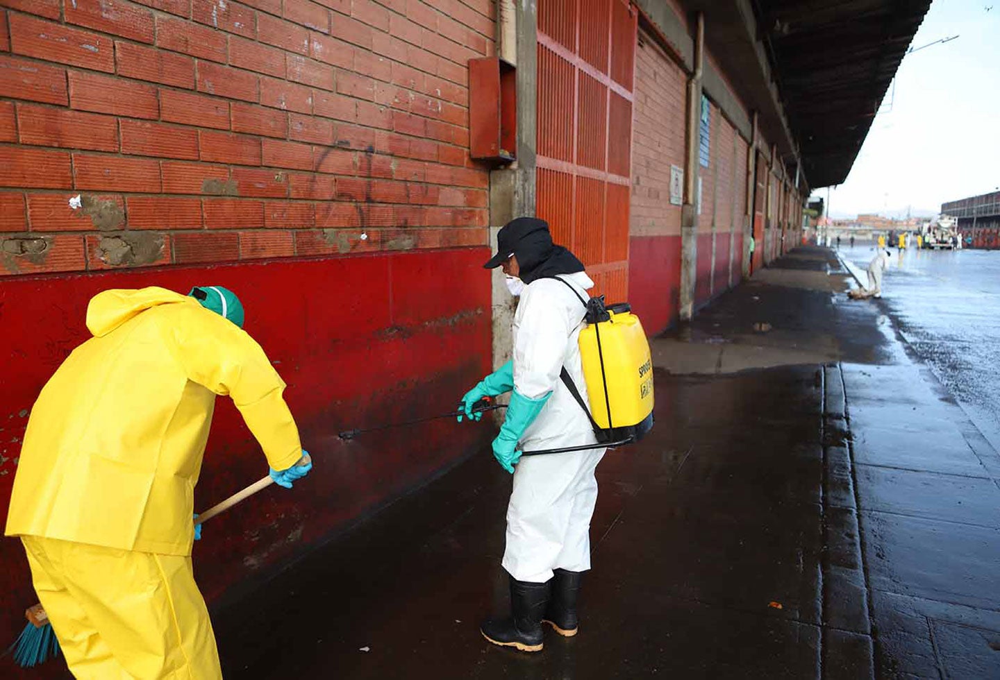 Así fue el proceso de desinfección de Corabastos en Bogotá en medio de la amenaza del coronavirus.