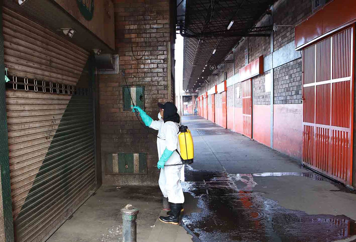 Así fue el proceso de desinfección de Corabastos en Bogotá en medio de la amenaza del coronavirus.