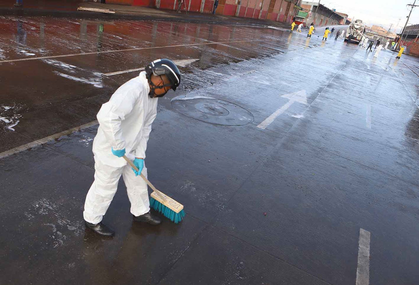 Así fue el proceso de desinfección de Corabastos en Bogotá en medio de la amenaza del coronavirus.