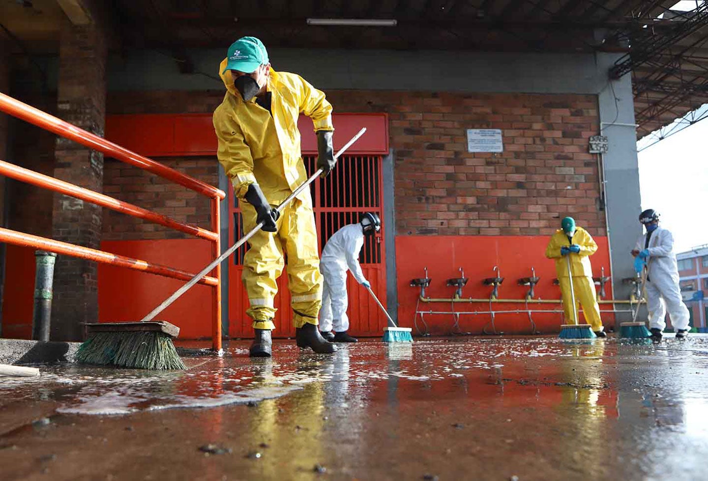 Así fue el proceso de desinfección de Corabastos en Bogotá en medio de la amenaza del coronavirus.