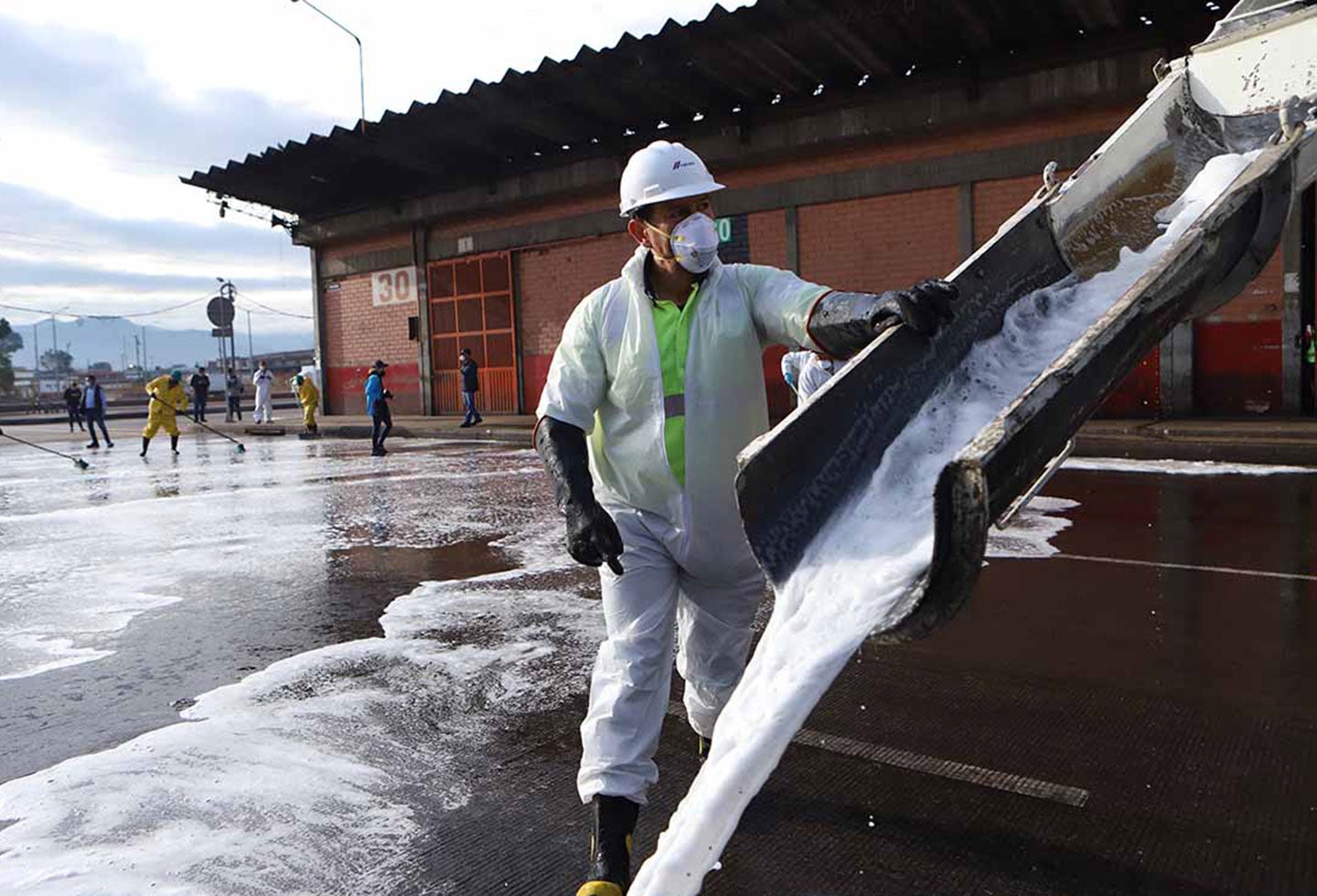 Así fue el proceso de desinfección de Corabastos en Bogotá en medio de la amenaza del coronavirus.